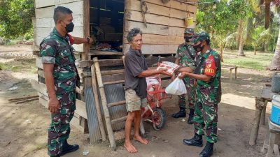 Peduli Sesama, Babinsa 08 Parigi Bagikan Bantuan Sembako Kepada Warga