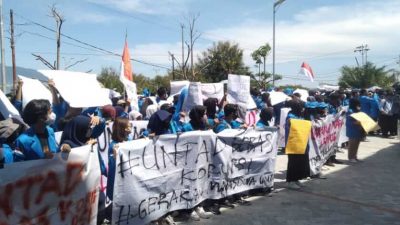 Ratusan Mahasiswa Geruduk Gedung Rektorat Untad Menyoal Dugaan Korupsi