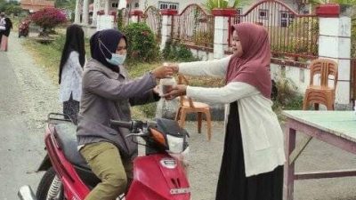 Karang Taruna Papontian Berbagi Takjil Gratis kepada Pengendara