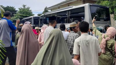77 Jamaah Calon Haji Parimo Diberangkatkan Ke Tanah Suci