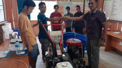 Pemdes Ogoansam Salurkan Bantuan Pertanian kepada Kelompok Tani