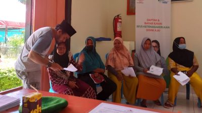 Pemdes Ogoansam Kawal  Pencairan Bansos di Kantor Pos Palasa