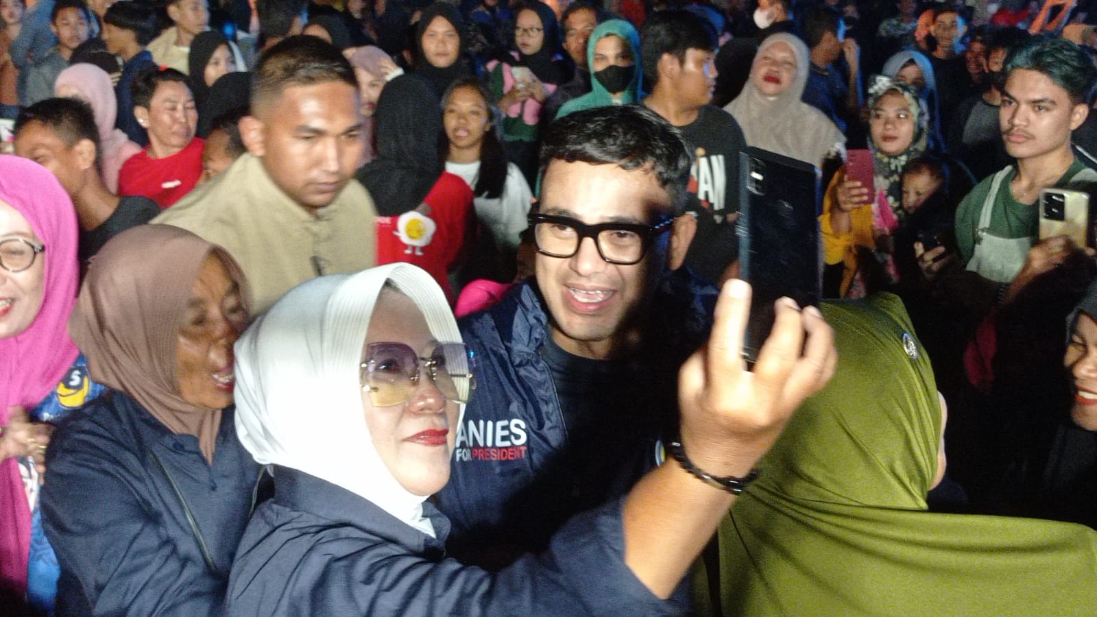 Artis Ramzi jadi sasaran foto warga di Kota Palu. Foto: REDAKSI ZONASULAWESI
