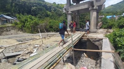 Jembatan Gantung di Desa Bambasiang Parimo Nyaris Putus Akibat Banjir