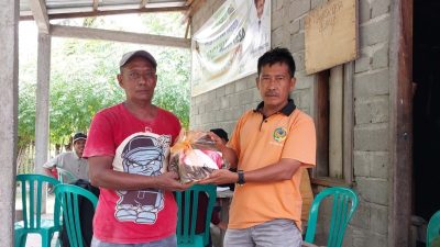 Pemdes Bobalo bagikan 14 Seragam Pramuka ke Siswa SD dan SMP