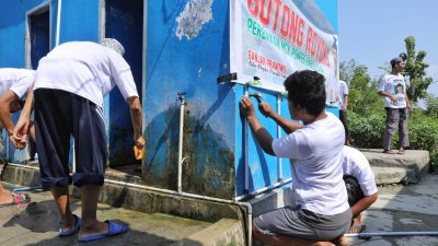 Sukarelawan Santri Dukung Ganjar (SDG) mengadakan gotong royong perbaikan fasilitas MCK Pondok Pesantren Sabiilillaah. Foto: Istimewa