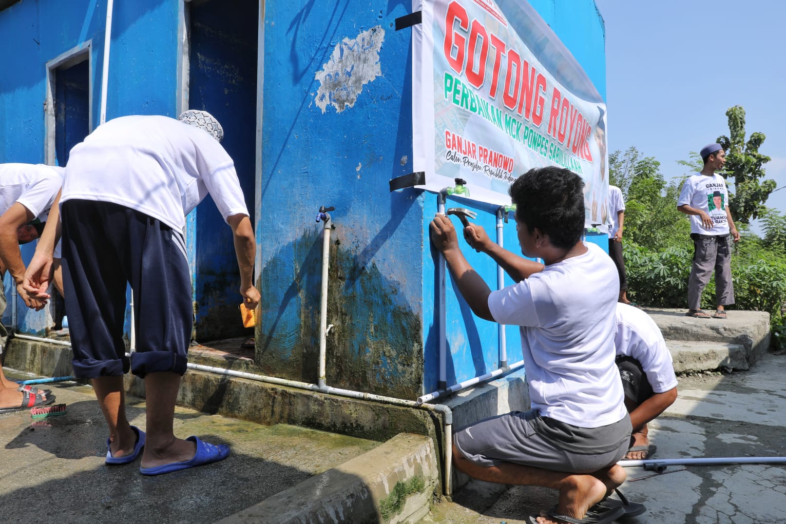 Sukarelawan Santri Dukung Ganjar (SDG) mengadakan gotong royong perbaikan fasilitas MCK Pondok Pesantren Sabiilillaah. Foto: Istimewa