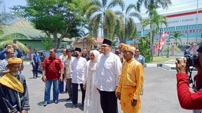 Pj Bupati Richard Arnaldo Djanggola Disambut Pemkab Parimo Dengan Prosesi Adat Kaili
