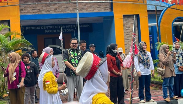 Pj Bupati Pargi Moutong Lepas Peserta Lomba Drumband Semarak Hardiknas 2024