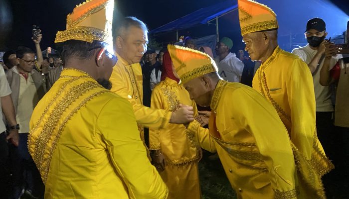 Konser “BERAMAL” di Ogoamas, AA-AKA di Sambut Tarian Adat Dampal