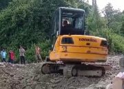 Warga Desa Ogoansam Sewa Alat Berat untuk Penanganan Pasca Banjir