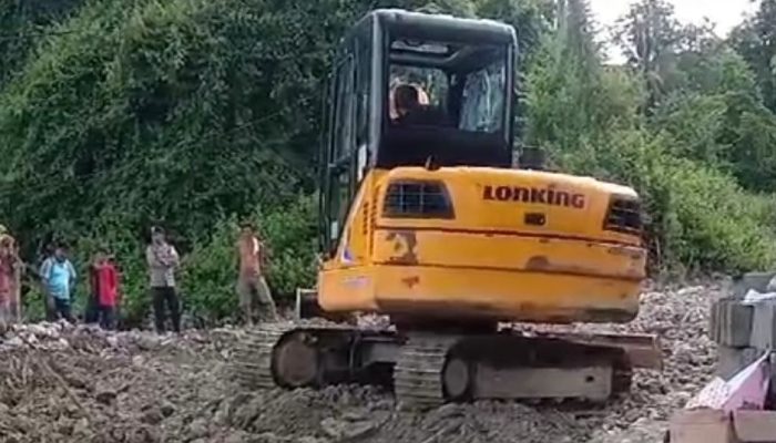 Warga Desa Ogoansam Sewa Alat Berat untuk Penanganan Pasca Banjir