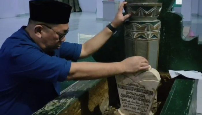Jelang Pendaftaran di KPU Parigi Moutong, Nizar Rahmatu Ziarah Makam Orang Tuanya dan Guru Tua