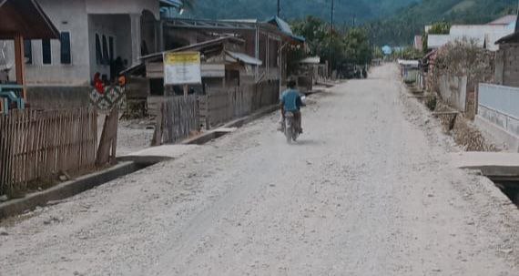 Kondisi jalan di Dusun 3,Desa Ulatan, Kecamatan Palasa, Kabupaten Parigi Moutong, nampak berdebu saat dilalui pengendara roda 2. Foto : ZonaSulawesi.id.