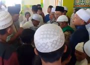 Usai Shalat Jumat, Abdul Karim Aljufri Bagikan Rezeki ke Pedagang di Sekitar Masjid Kayukelor