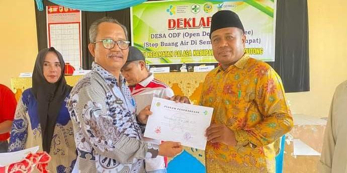 Pemdes Palasa Tangki Dapat Sertifikat ODF dari Dinas Kesehatan Parigi Moutong