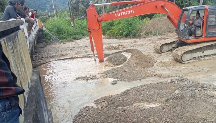 Pemdes Lambori Laksanakan Normalisasi Sungai