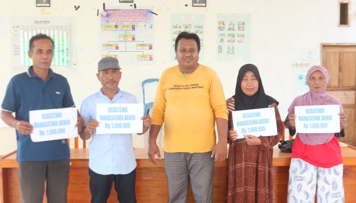 Pemdes Palasa Tangki Serahkan Bantuan Pendidikan kepada Mahasiswa Semester Akhir