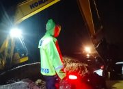 Delapan Unit Kendaraan Tertimbun Material Longsor Di Jalur Kebon Kopi