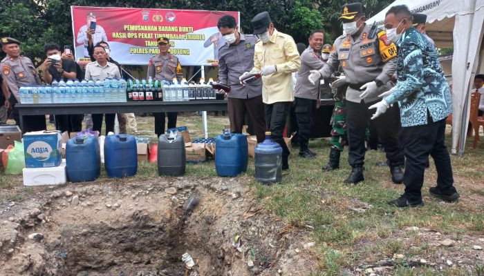 Tekan Peredaran Miras, Polres Parimo Musnahkan Ratusan Liter Minuman Beralkohol